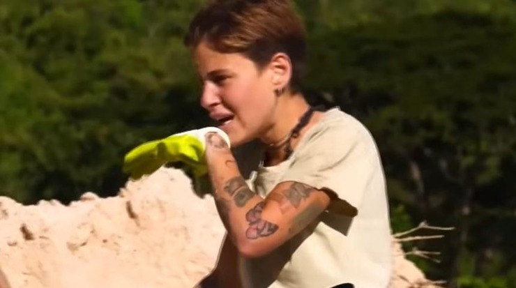 Survivor'da Şok Anlar: Lina Kürekle Set Görevlisini Kovaladı