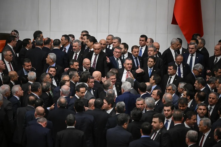 Meclis'te Emekli Zammı Protestosu Yumruklu Kavgaya Döndü