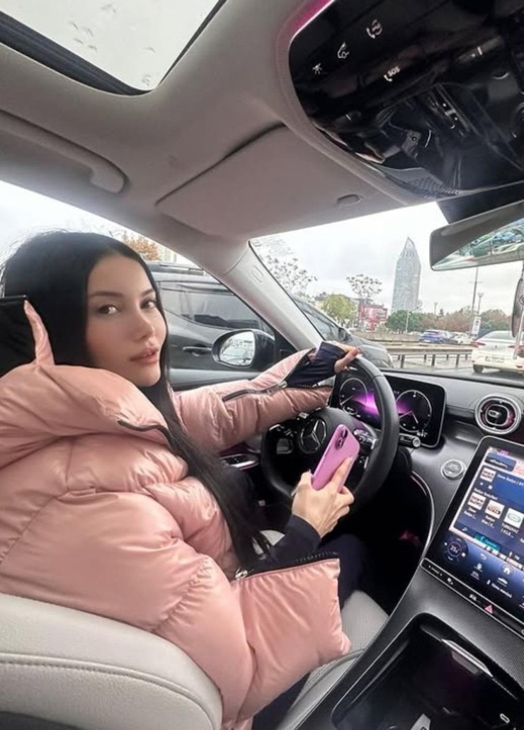 Cansel Ayanoğlu Pembe Mercedes'ini 4.8 Milyon TL'ye Satışa Çıkardı