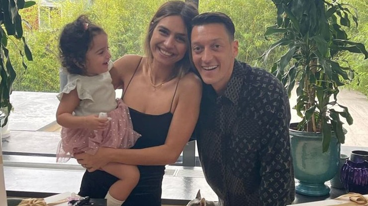 Mesut Özil ve Amine Gülşe Üçüncü Kez Anne Baba Oluyor