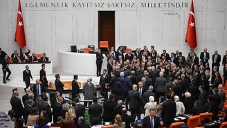 Meclis'te Emekli Zammı Protestosu Yumruklu Kavgaya Döndü