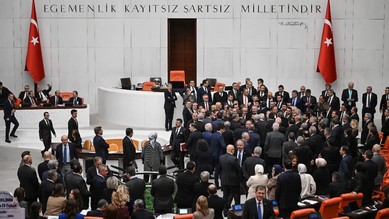 Meclis'te Emekli Zammı Protestosu Yumruklu Kavgaya Döndü