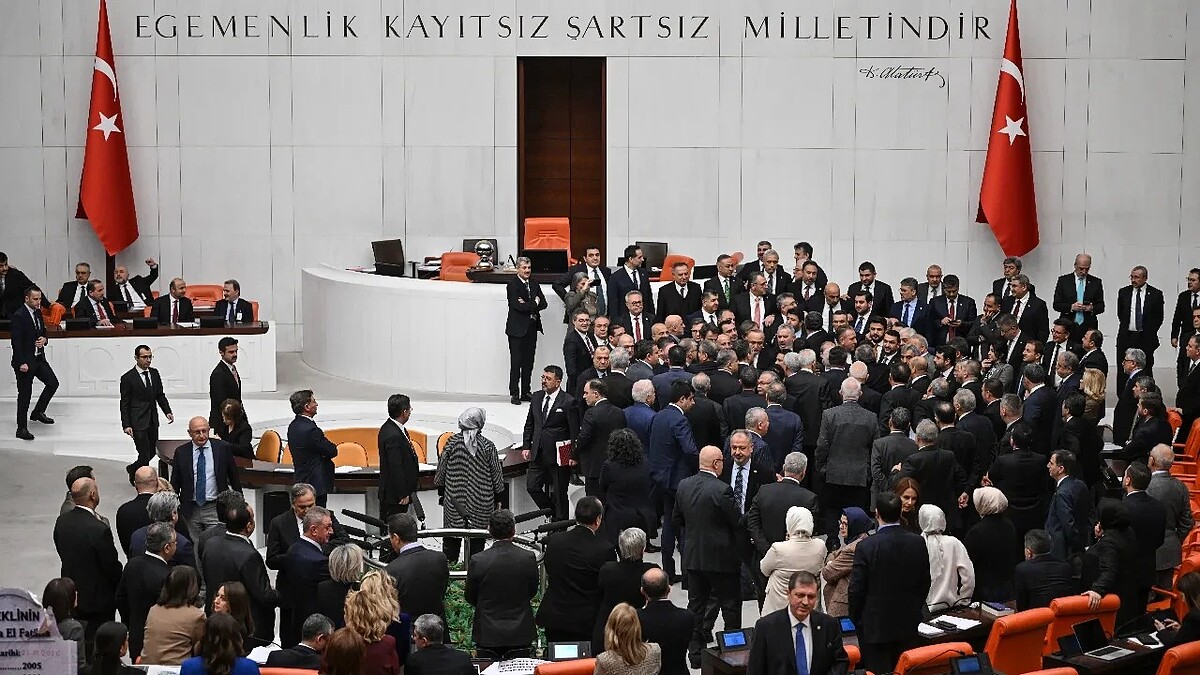 Meclis'te Emekli Zammı Protestosu Yumruklu Kavgaya Döndü