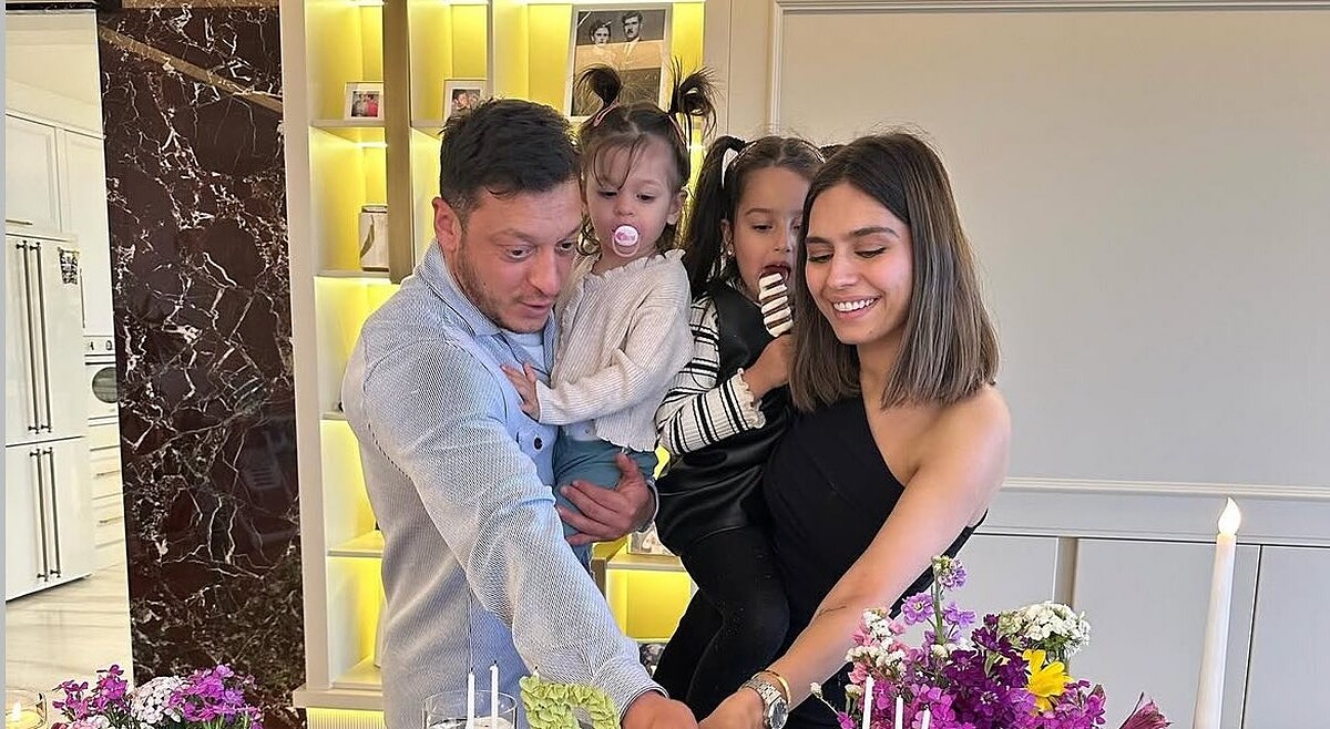 Mesut Özil ve Amine Gülşe Üçüncü Kez Anne Baba Oluyor