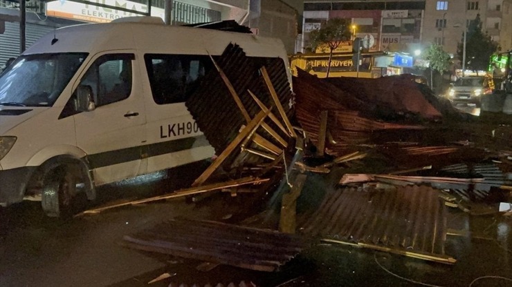 İstanbul'da Fırtına Çatıları Uçurdu, Ulaşım Felç Oldu