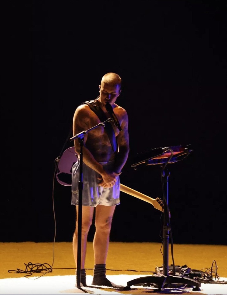 Justin Bieber Grammy Sahnesine Sadece İç Çamaşırıyla Çıktı