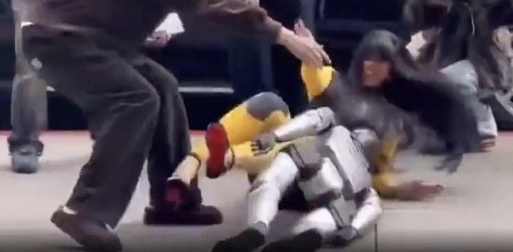 Cardi B Kucak Dansı Yaptığı Robotun Altında Kaldı