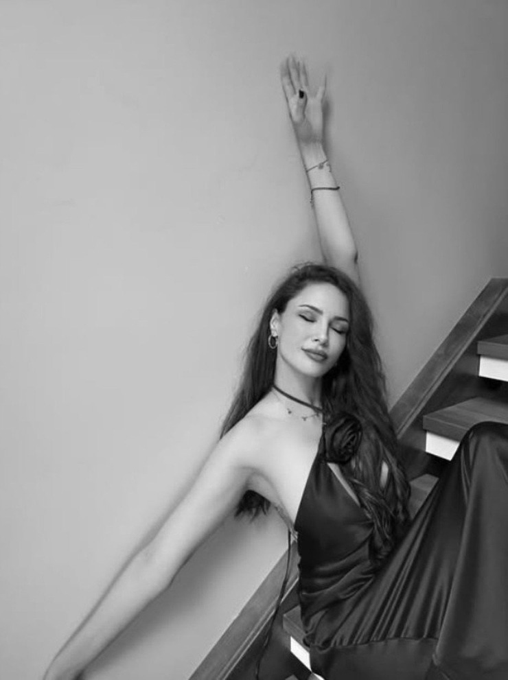 Mine Tugay Merdiven Pozlarıyla Sosyal Medyayı İkiye Böldü