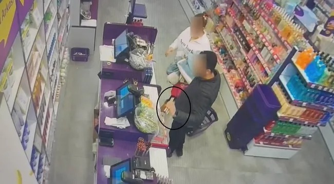 Anne Baba ve Kızı Kozmetik Mağazalarını Soydu, Tutuklandılar