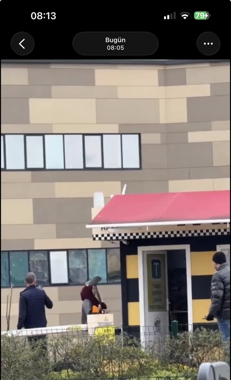 Sağlık Çalışanı Taksi Alamayınca Sinir Krizi Geçirip Durağı Yıktı