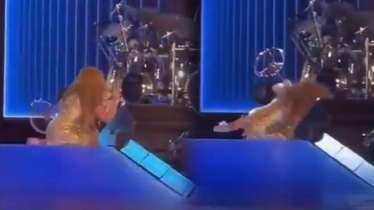 Shakira Sahnede Fena Düştü