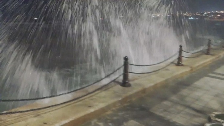 İstanbul'da Fırtına Çatıları Uçurdu, Ulaşım Felç Oldu