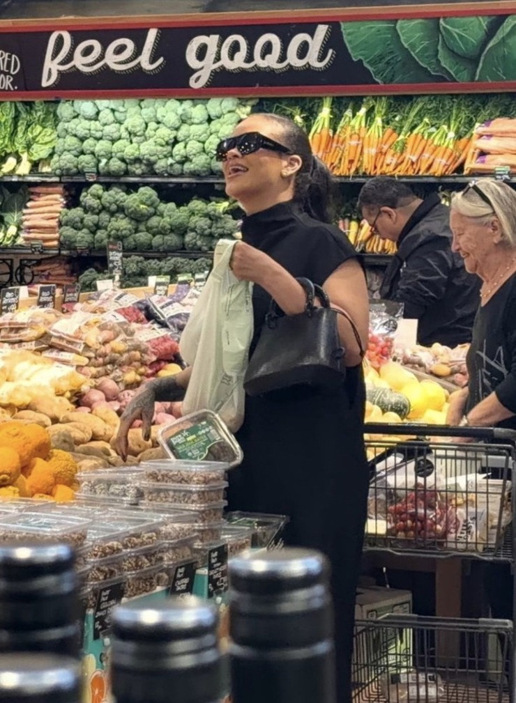 Rihanna Markette Görüntülendi Hamilelik İddiası Güçlendi