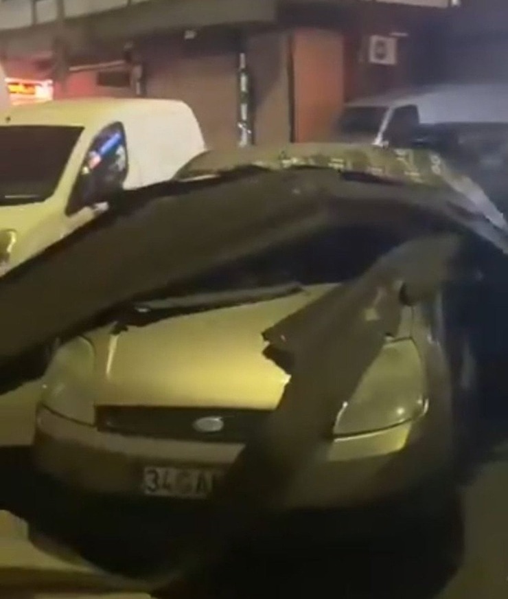 İstanbul'da Fırtına Çatıları Uçurdu, Ulaşım Felç Oldu