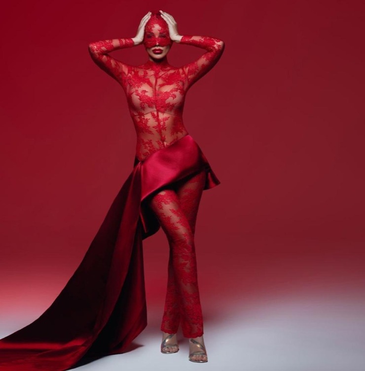 Petek Dinçöz'ün Kırmızı Dantelli Pozu Binlerce Yorum Aldı