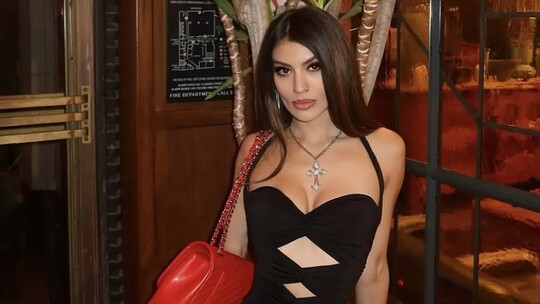 Kısmetse Olur programındaki performansıyla tanınan ve radikal bir kararla ABD'ye...