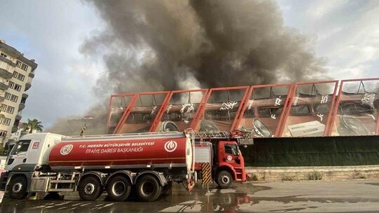 Toroslar İlçesi'nde bulunan bir elektronik üretim fabrikasında çıkan yangın...