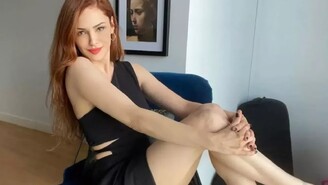 Mine Tugay Merdiven Pozlarıyla Sosyal Medyayı İkiye Böldü