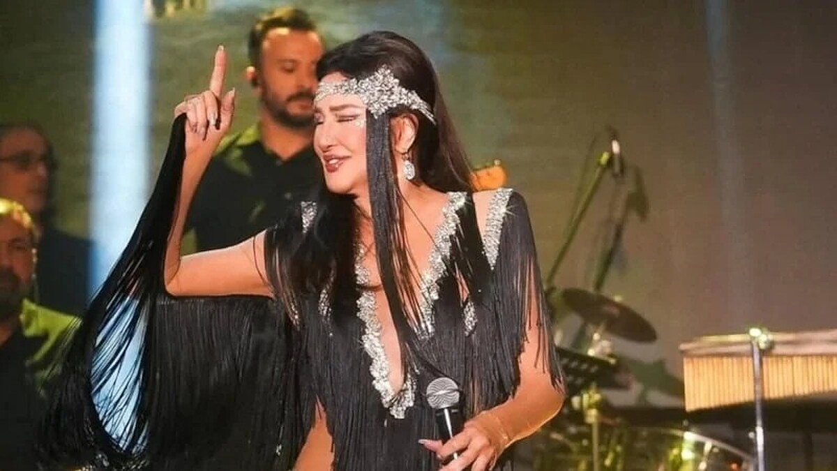 Nükhet Duru'nun Sahne Kıyafeti Sosyal Medyayı İkiye Böldü