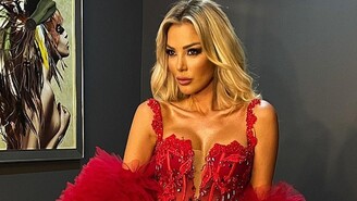 Petek Dinçöz'ün Kırmızı Dantelli Pozu Binlerce Yorum Aldı