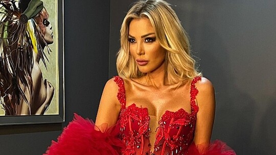 Sahnelere dönüşüyle birlikte adından sıkça söz ettiren Petek Dinçöz, cesur stil...