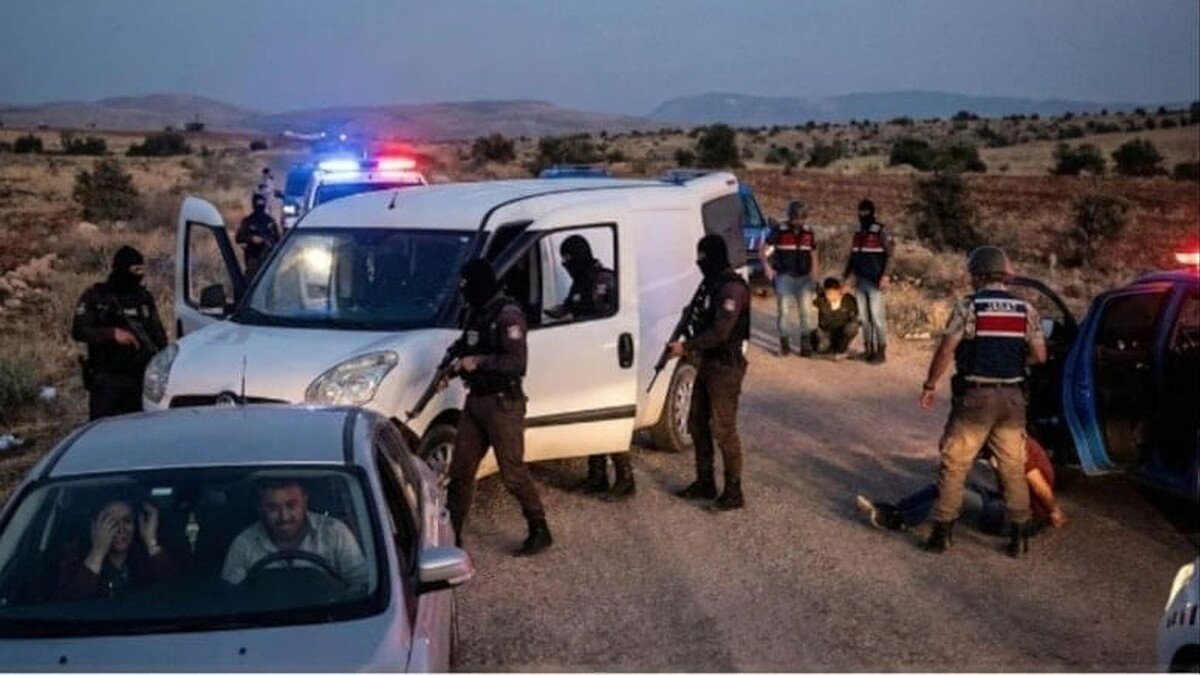 Polis Kıyafeti Giyen Jandarmalar Altın Aracını Soydu İddiası