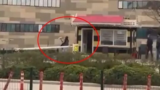 Bursa Şehir Hastanesi'nin taksi durağında, içinde yolcu olan taksiye alınmadığı...