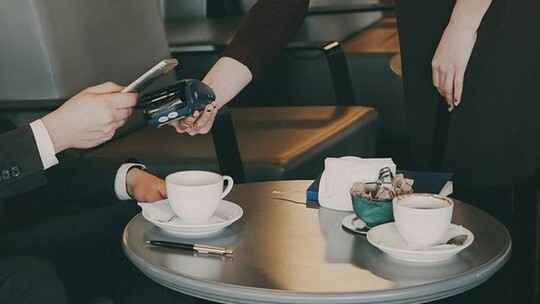 Ticaret Bakanlığı, servis ücreti ve kuver yasağını delmek için menü fiyatlarını...