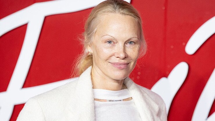 Pamela Anderson Makyajsız Aerie Kampanyasının Yüzü Oldu
