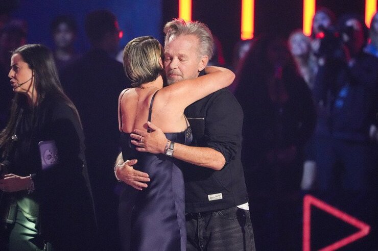 Mellencamp İkon Ödülünü Kanserden Kurtulan Kızına Verdi