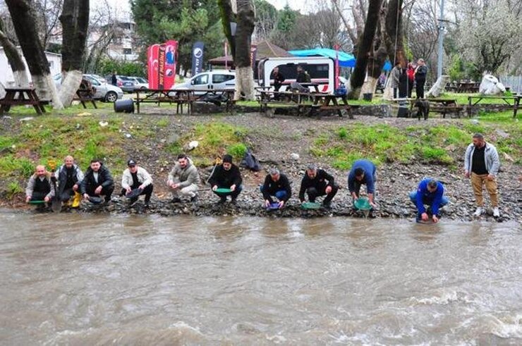 Kemalpaşa Deresinde 120 Kişi Altın Buldu