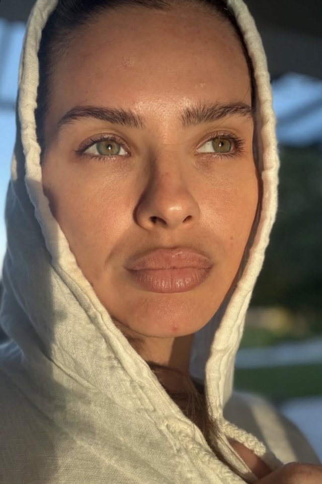 China Suarez Sabah Güneşinde Doğal Pozlarını Paylaştı