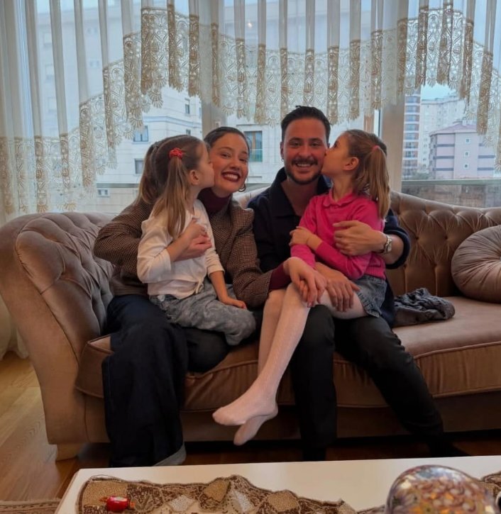 Pelin Akil Ve Anıl Altan Bayramda Kızlarıyla Bir Araya Geldi