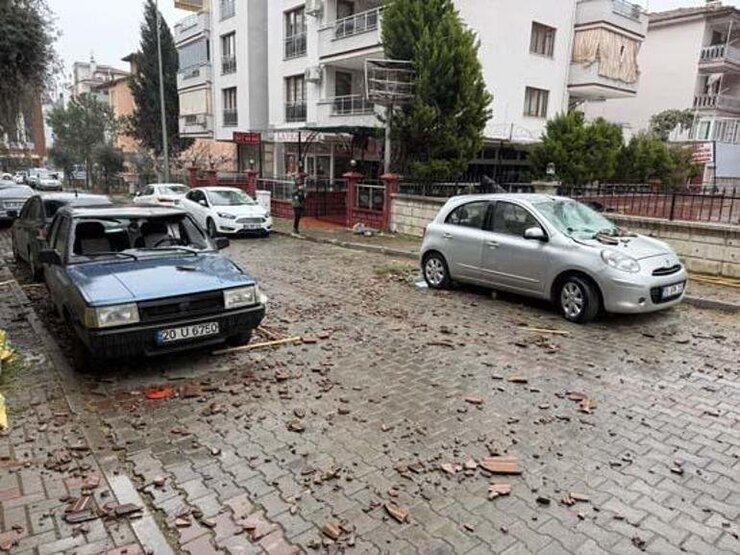 Denizli'de Fırtına Çatıları Uçurdu Teleferik Kapatıldı