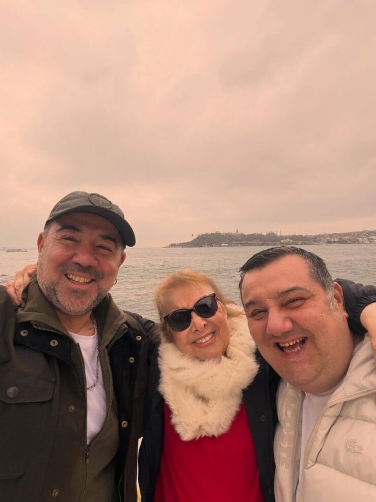 Ata Demirer Annesinin Doğum Gününü Boğaz'da Kutladı