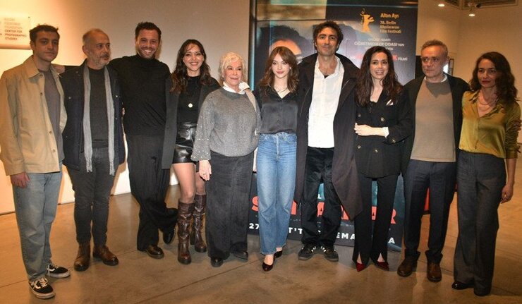 Özgü Namal Sarı Zarflar Galasına Kızıyla Katıldı