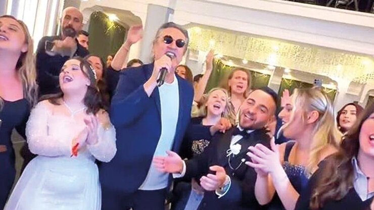 Şarkıcı Çelik Kimseyi Olmayan Çiftin Düğününe Katıldı