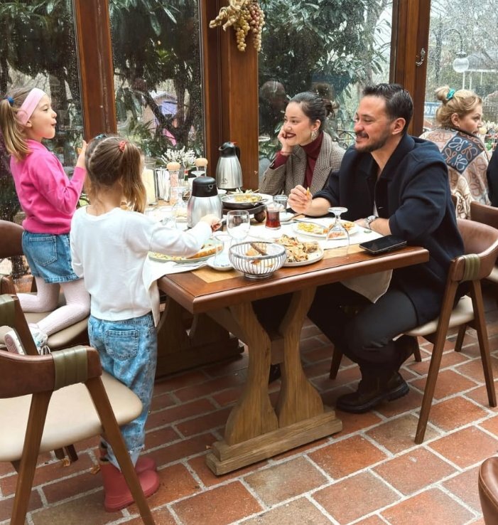 Pelin Akil Ve Anıl Altan Bayramda Kızlarıyla Bir Araya Geldi