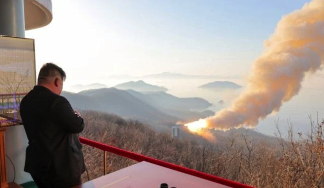 Kim Jong Un Yeni Roket Motorunu Test Etti