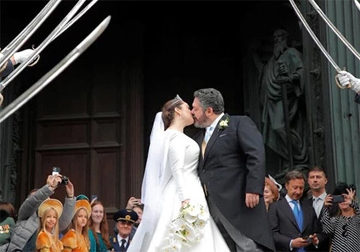 Prenses Victoria Monako Balosu'nda Roberto Cavalli İmzalı Kıyafetiyle Parladı