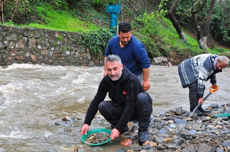 Kemalpaşa Deresinde 120 Kişi Altın Buldu