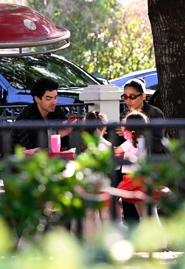 Joe Jonas Boşanmasının Ardından Yeni Aşkını Havaalanında Öptü