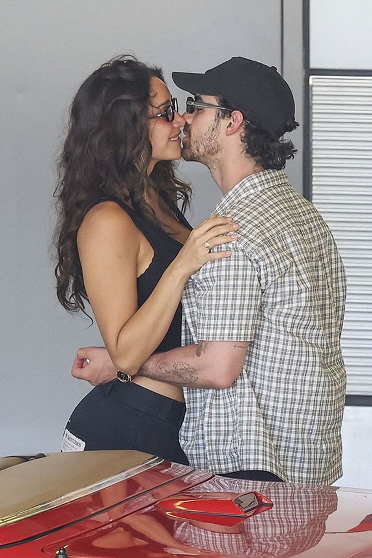 Joe Jonas Boşanmasının Ardından Yeni Aşkını Havaalanında Öptü