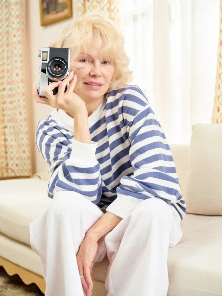 Pamela Anderson Makyajsız Aerie Kampanyasının Yüzü Oldu