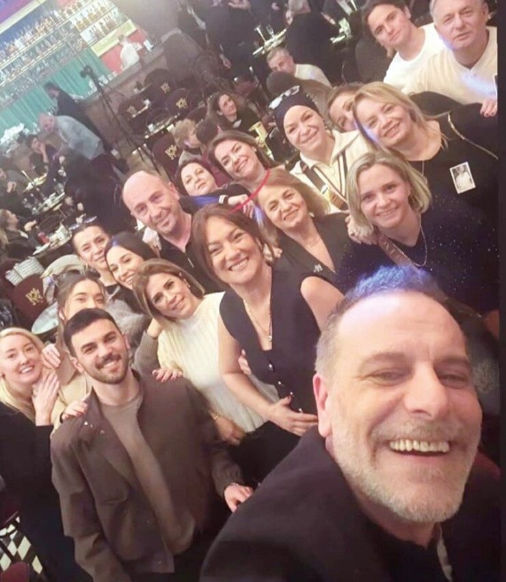 Ozan Güven Tek Kişilik Oyunuyla Sahnede Kendi Cenazesini Kaldırdı