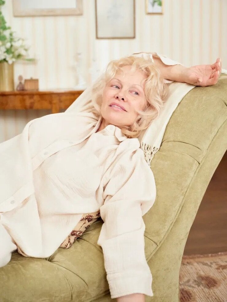 Pamela Anderson Makyajsız Aerie Kampanyasının Yüzü Oldu