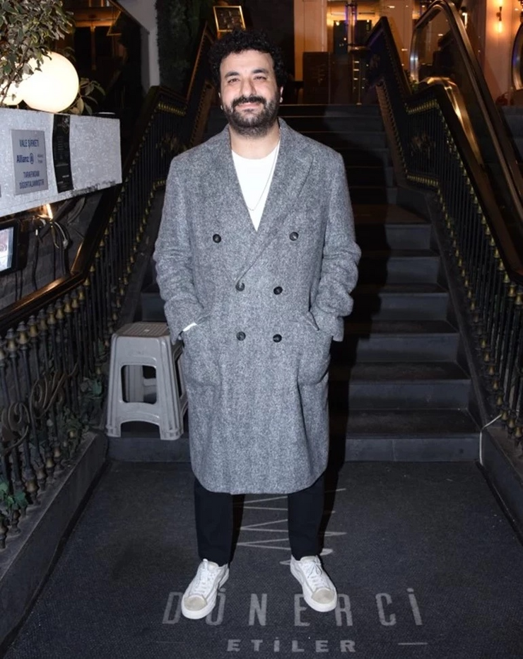 Hasan Can Kaya Londra Gösterisinin Gelirini Depremzedelere Bağışladı