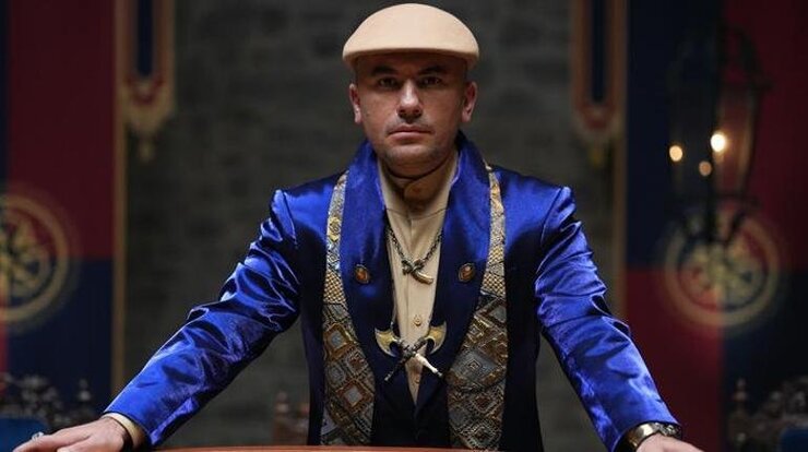 Giray Altınok The Traitors Türkiye Sunuculuğunu Oyunculukla Harmanladı