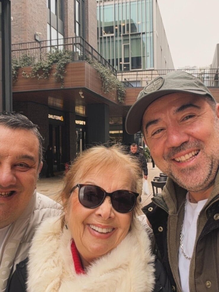 Ata Demirer Annesinin Doğum Gününü Boğaz'da Kutladı