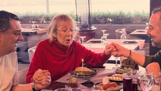 Ata Demirer Annesinin Doğum Gününü Boğaz'da Kutladı